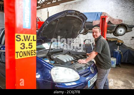 Darren Wasley - meccanico e proprietario di garage auto. Piccola impresa a St Briavels, Forest of Dean, Gloucestershire. Foto Stock