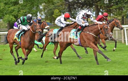 Dandalla e ben Curtis vincono la Duchessa di Cambridge Stakes di Santosha e Thomas Greatrex durante il secondo giorno del Moet and Chandon July Festival presso l'ippodromo di Newmarket. Foto Stock