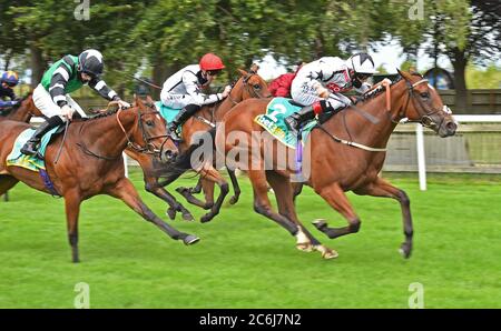 Dandalla e ben Curtis vincono la Duchessa di Cambridge Stakes di Santosha e Thomas Greatrex durante il secondo giorno del Moet and Chandon July Festival presso l'ippodromo di Newmarket. Foto Stock