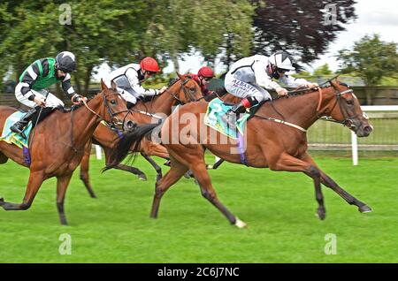 Dandalla e ben Curtis vincono la Duchessa di Cambridge Stakes di Santosha e Thomas Greatrex durante il secondo giorno del Moet and Chandon July Festival presso l'ippodromo di Newmarket. Foto Stock