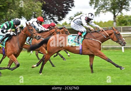 Dandalla e ben Curtis vincono la Duchessa di Cambridge Stakes di Santosha e Thomas Greatrex durante il secondo giorno del Moet and Chandon July Festival presso l'ippodromo di Newmarket. Foto Stock