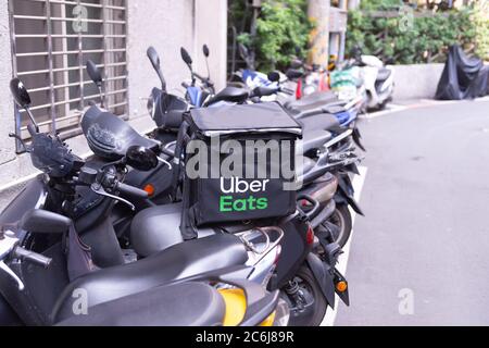 Taipei, Taiwan - Aprile, 2020 : Uber mangia una scatola su un motociclo, servizio di consegna a Taipei, Taiwan Foto Stock