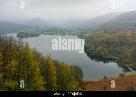 Lago Grasmere da Loughrigg Terrace in un giorno di autunno nel Lake District National Park, Cumbria, Inghilterra. Foto Stock
