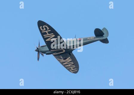 Secondo conflitto mondiale Spitfire PRXI aereo segnato 'RINGRAZIARE U NHS' volare sopra Basildon University Hospital in un tour ringraziando il personale sanitario per il lavoro COVID-19 Foto Stock