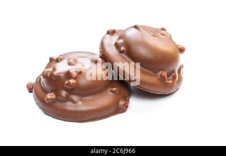 Biscotti ricoperti di cioccolato ripieni di gustose gelatine e pezzi di frutta. Snack isolato su sfondo bianco Foto Stock