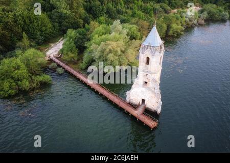 Vista aerea della cattedrale del pesce. Rovine della chiesa sommersa situate nel bacino idrico di Ebro in Cantabria, nel nord della Spagna. Foto di alta qualità Foto Stock