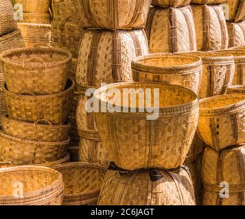 cestini tessuti a mano in vendita nel mercato festival in molte forme e forme Foto Stock