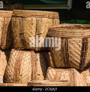 cestini tessuti a mano in vendita nel mercato festival in molte forme e forme Foto Stock
