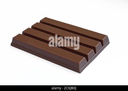 Wafer ricoperto di cioccolato fondente e isolato su sfondo bianco. Gustoso spuntino al cioccolato Foto Stock