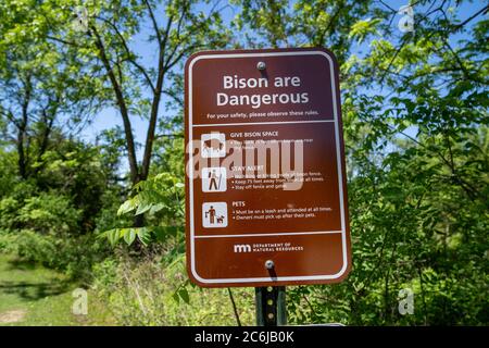 Mankato, Minnesota - 5 giugno 2020: Cartello di avvertimento escursionisti sulla fauna selvatica pericolosa bisonte, con una lista di regole da seguire per la sicurezza al Mineopa state Par Foto Stock