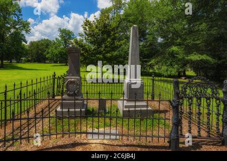 Campo Francese, Mississippi, USA - 18 Giugno 2020: Marcatori gravi di James Drane e sua moglie dove sono stati trasferiti dalle tombe originali a questo sito. Foto Stock