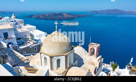 Fira città sull'isola di Santorini in Grecia. Pittoresco paesaggio greco Foto Stock