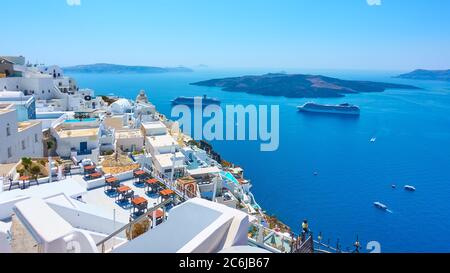 Fira (Thera) città sulla costa dell'isola di Santorini in Grecia. Pittoresco paesaggio greco Foto Stock