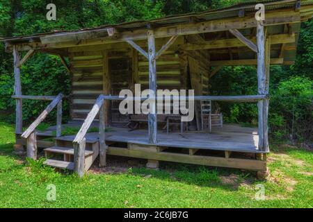 Campo Francese, Mississippi, USA - 18 Giugno 2020: Una vecchia cabina di legno sul campo della French Camp Academy lungo la Natchez Trace Parkway. Foto Stock
