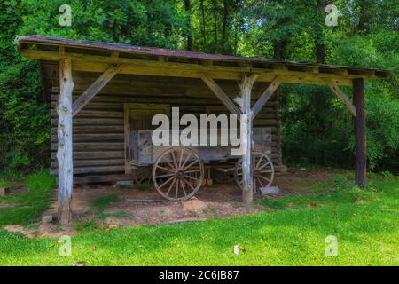 Campo Francese, Mississippi, USA - 18 Giugno 2020: Log out edificio con un vecchio carro . Foto Stock