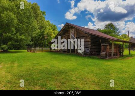 Campo Francese, Mississippi, USA - 18 Giugno 2020: Un vecchio fienile di tronchi sulla French Camp Academy Grounds lungo la Natchez Trace Parkway. Foto Stock