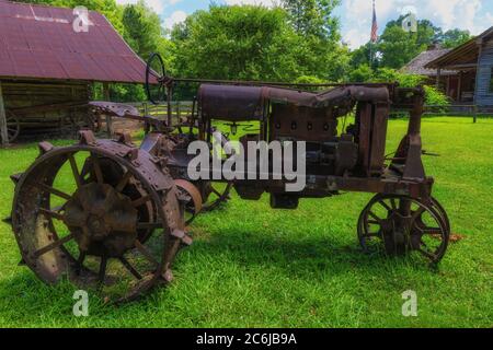Campo di Francia, Mississippi, USA - 18 giugno 2020: Un vecchio trattore agricolo situato nella zona della French Camp Academy lungo la Natchez Trace Parkway. Foto Stock