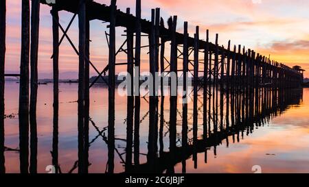 Prima dell'alba, l'iconico Ponte U-Bein, il ponte a piedi in teak più lungo attraversa il lago poco profondo che si riflette sul lago, Myanmar, Birmania Foto Stock