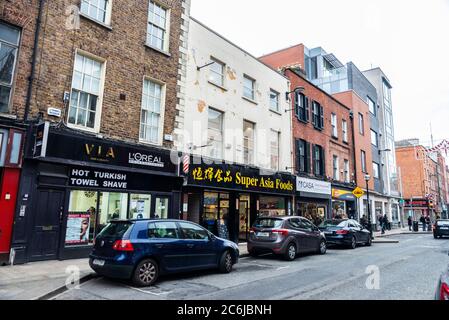 Dublino, Irlanda - 30 dicembre 2019: Strada con negozi, ristoranti e gente intorno nella Chinatown di Dublino, Irlanda Foto Stock