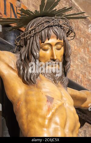 BARCELLONA, SPAGNA - 3 MARZO 2020: Il particolare della Crocifissione policroma scolpita nel crucio Iglesia de Belen. Cent. Foto Stock