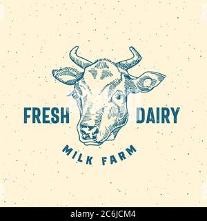 Simbolo, simbolo o modello logo per la produzione di latte fresco per aziende lattiero-casearie. Sillhouette con faccia a mucca disegnata a mano con tipografia retro. Emblema contadino d'epoca. Illustrazione Vettoriale