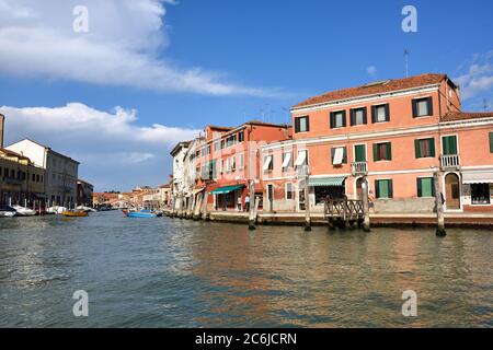 MURANO - 22 SETTEMBRE 2014: Vista sul canale d'acqua famosa isola di Murano, Venezia. Punto di riferimento della regione Veneto, Italia Foto Stock
