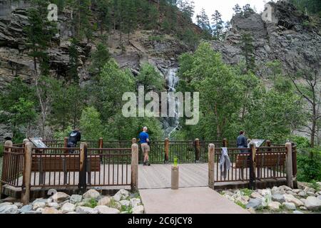 Lead, South Dakota - 22 giugno 2020: I turisti ammirano la vista delle cascate Bridalveil, una cascata nel Canyon di Spearfish con una piattaforma panoramica Foto Stock