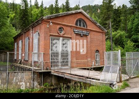 Piombo, South Dakota - 22 giugno 2020: Esterno in mattoni della storica fabbrica elettrica Homestake Mining Company situata nel Canyon di Spearfish Foto Stock