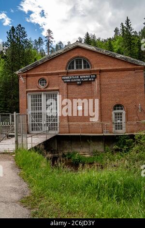 Piombo, South Dakota - 22 giugno 2020: Esterno in mattoni della storica fabbrica elettrica Homestake Mining Company situata nel Canyon di Spearfish Foto Stock