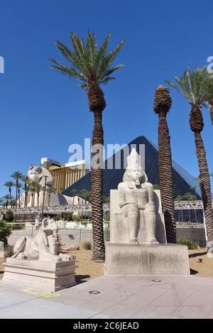 LAS VEGAS, NV -6 GIU 2020- Vista dell'hotel e casinò di Luxor Las Vegas, inclusa la replica delle famose attrazioni nell'antico Egitto, situato sullo Stri Foto Stock