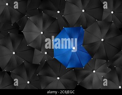 Immagine concettuale con un sacco di ombrelli neri e un ombrello blu che si distingue, essere unico Foto Stock