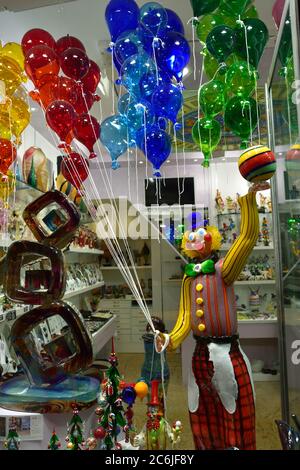 MURANO, ITALIA - 25 SETTEMBRE 2014: Clown con palloncini e figurine di vetro di murano in vetrina. Oggi Murano è la sede di un vasto Foto Stock