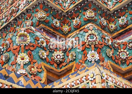 Frammento di rivestimento ceramico del wat pho edificio. Thailandia. Foto Stock