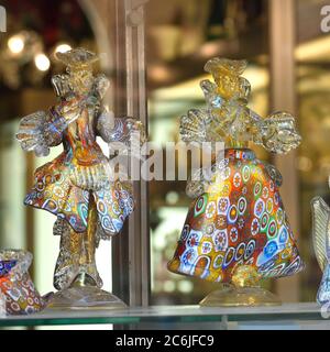 MURANO, ITALIA - 25 SETTEMBRE 2014: Figurine di vetro di murano esposte in una vetrina. Oggi Murano ospita un gran numero di fabbriche mak Foto Stock