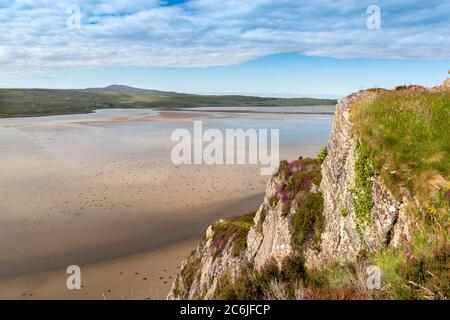 CASTELLO VARRICH LINGUA SUTHERLAND SCOZIA VISTA DAL CASTELLO IN ESTATE ATTRAVERSO IL KYLE DI LINGUA A BASSA MAREA Foto Stock