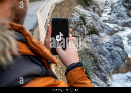 Antalya, TURCHIA - 08 luglio 2020. Smartphone con logo dell'app Tiktok. Foto Stock
