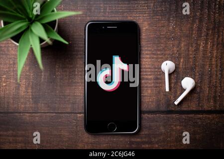 Antalya, TURCHIA - 08 luglio 2020. Smartphone con logo dell'app Tiktok. Foto Stock