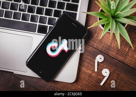 Antalya, TURCHIA - 08 luglio 2020. Smartphone con logo dell'app Tiktok. Foto Stock