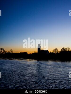 Crociera attraverso la Germania lungo il fiume Blue Danube all'alba. Foto Stock