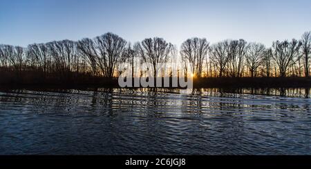 Crociera attraverso la Germania lungo il fiume Blue Danube all'alba. Foto Stock