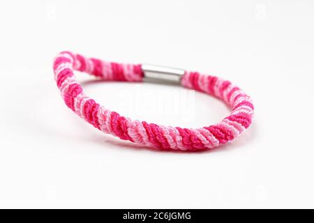 Banda di gomma rosa/rossa per capelli isolata su sfondo bianco. Foto Stock