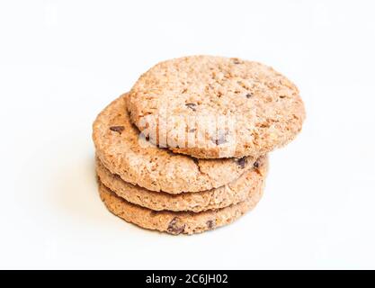 Cookie chip isolati su sfondo bianco. Biscotti dolci al tè. Alimentazione dieta Foto Stock