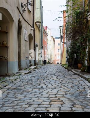 Passau / Germania - 19 dicembre 2019 - molti edifici storici si trovano mentre si esplorano le strade del centro di Passau, Germania Foto Stock