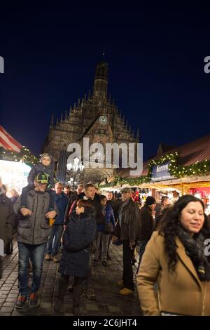 Norimberga/Germania - 21 dicembre 2019: Christkindlesmarkt a Norimberga, Germania. Il mercatino di Natale annuale si svolge durante l'Avvento a Norimberga. Foto Stock