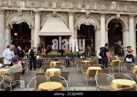 VENEZIA- 21 SETTEMBRE 2014: Musicisti che intrattengono i clienti in un caffè di strada in Piazza San Marco a Venezia. Questo e' il tipico cafe' Veneziano Foto Stock