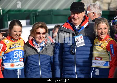 Re Harald di Norvegia e la regina Sonja con gli sciatori nazionali norvegesi Ingvild Flugstad Oestberg (a sinistra) e Therese Johaug, Seefeld 2019. Foto Stock