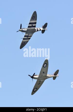 Ditchling, Regno Unito. 10 luglio 2020. Un incendio di Spitfire e un uragano eseguono un flypassato sul villaggio di Ditchling per onorare Dame vera Lynn whoÕs funerale si svolge oggi, il ÔForces SweetheartÕ è morto 103 anni a giugno. Credit: James Boardman/Alamy Live News Foto Stock