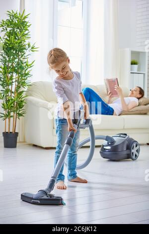 la famiglia è felice di pulire la camera Foto Stock