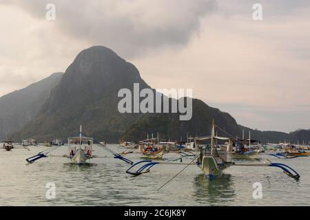 Bangka, le tradizionali barche filippine. El Nido Bay. Palawan. Filippine Foto Stock