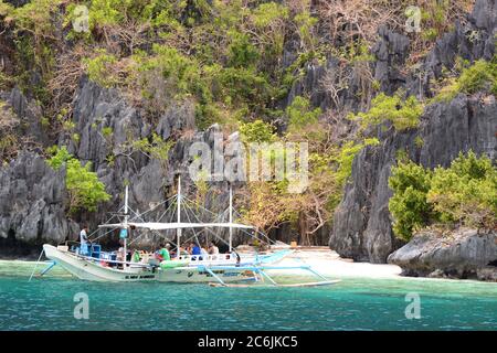 Un bangka ormeggiato in una baia. Arcipelago di Binuit. El Nido. Palawan. Filippine Foto Stock